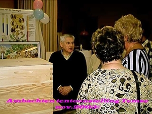 Een imker verschaft uitleg over het materiaal