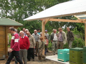 Wat opvalt is de open stuctuur van de bijenhal