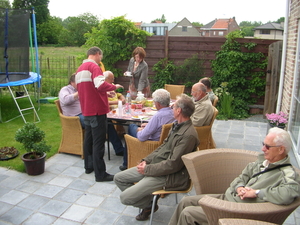 De gastvrouw serveert hapjes en drankjes