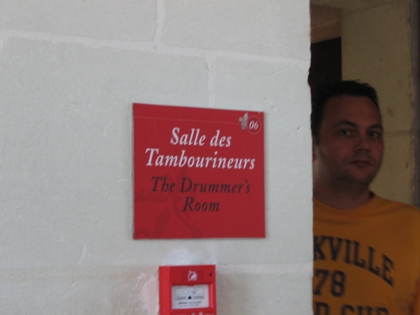 De zaal met tamboeren.