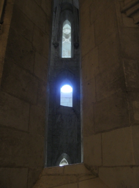 Centrale ruimte waarrond het hellend ruiterpad loopt.