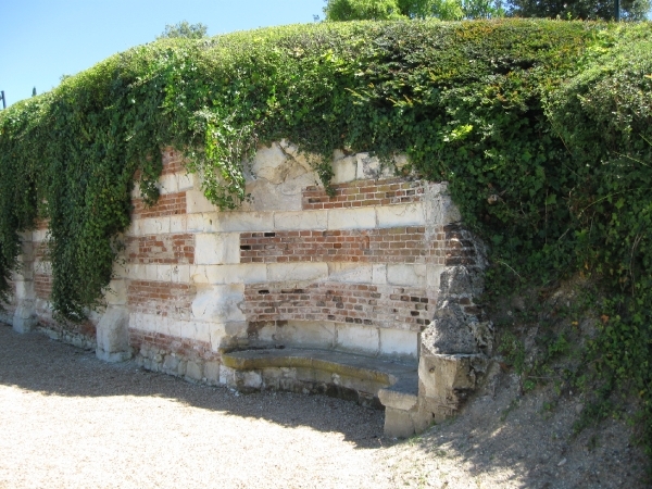 Zitplaatsen rond terras.