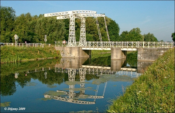 Brugje over het oude kanaal in Ville-sur-Haine