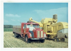 Graan laden van het veld met mooie vrouw op spatbord