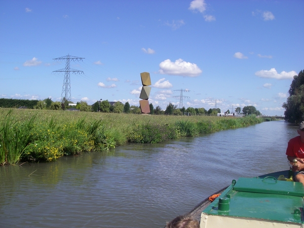 Sculptuur in vlak weidelandschap