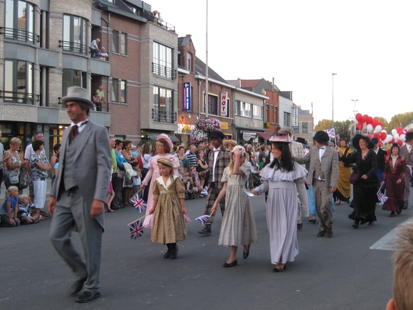 Feestvierende Dendermondenaren Zwaaien met vlaggetje.s