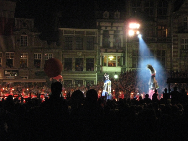 IMG_6680  De reuzen dansen op de Grote Markt