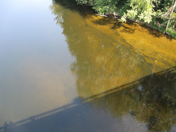 Men ziet de rotsen onder water.