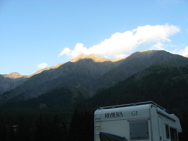 Zon 's morgens op de bergtop.