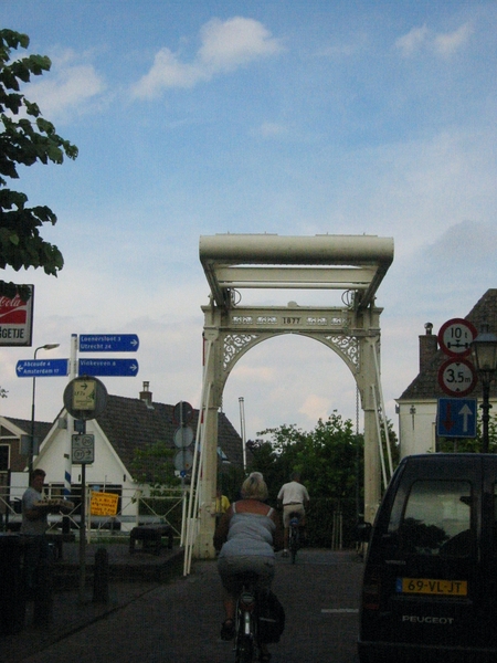 over een van de vele mooie bruggetjes... allez Georgette!