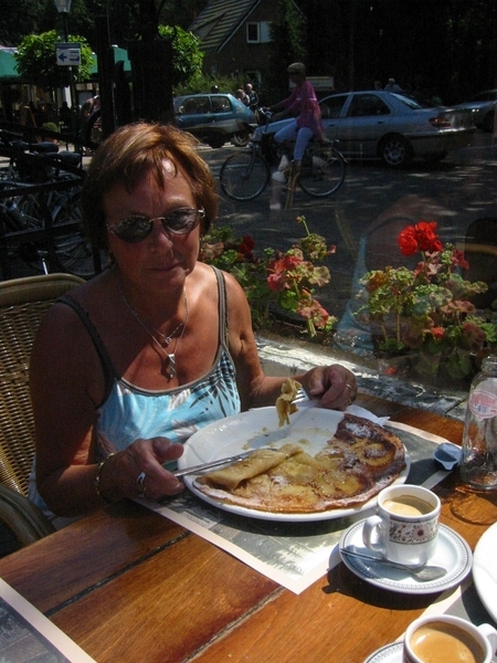 Maria aan haar 2e pannekoek