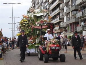 Praalwagen:  Hoedenwinkel van Degas...