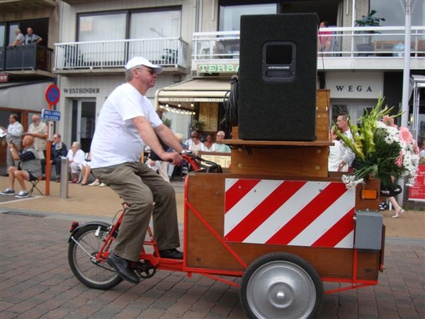 en hun rijdende muziekinstallatie...:-)