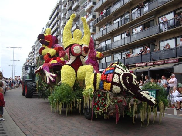 Praalwagen Badende Nana's (Niki de Saint Phalle)...