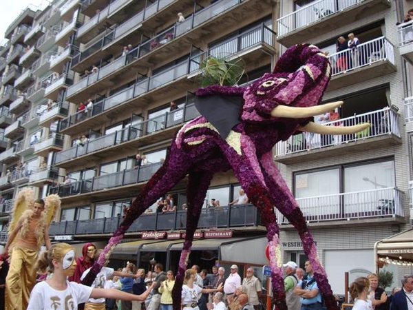 Voorstelling van een olifant (naar Dali)...