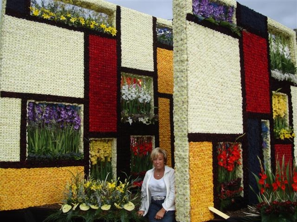 Tinaatje tussen duizende bloemen...