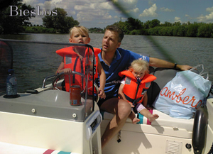 Papa met de Dochters op de Boot