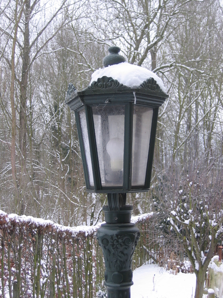 Lantaarn geeft kleur aan de grijze achtergrond