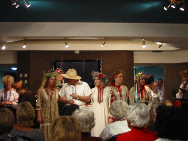 Show van normale Ukrainse kleding.