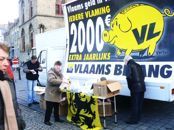 Andrea voert campagne op de markt van Veune voor Vlaams Belang