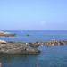 Panormo : kust. Afwisseling strand en rotsen.