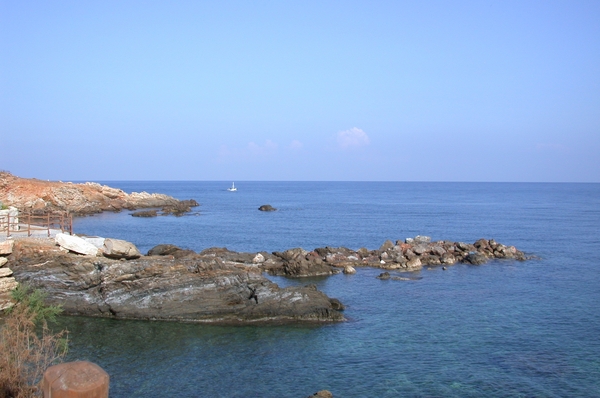 Panormo : kust. Afwisseling strand en rotsen.