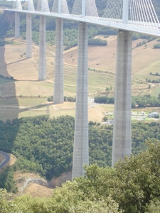 De afstand tussen 2 pijlers is 342 meter