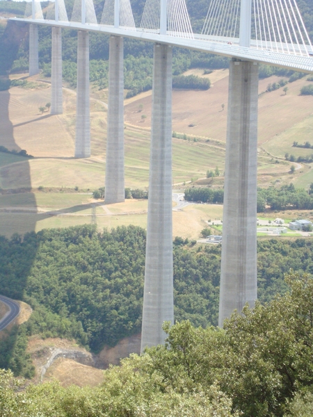 De afstand tussen 2 pijlers is 342 meter