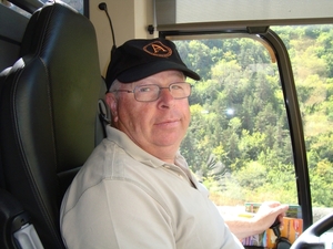 Tony achter het stuur van zijn 14 meter bus