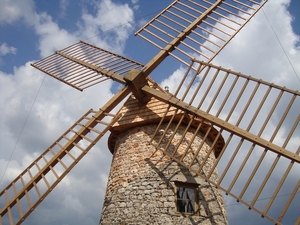 De molen staat buiten het stadje op een hoogvlakte