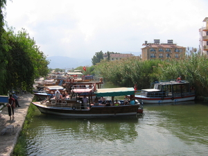 Dolmusbootjes op het riviertje in Fethiye, Turkije