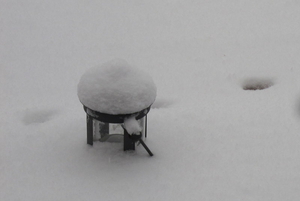 lantaarn in dikke laag sneeuw