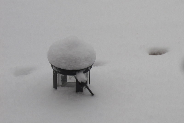 lantaarn in dikke laag sneeuw