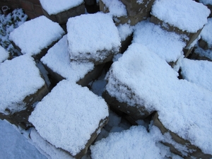 klinkers in de sneeuw