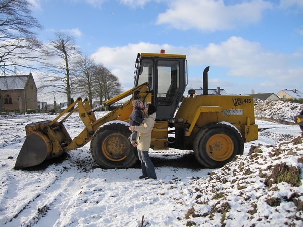 kleinzootje bij bulldozer