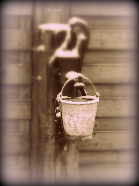 pomp in de sneeuw in onze tuin