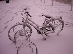 fiets in de sneeuw