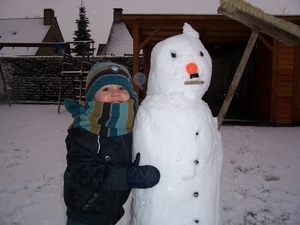 fier op grote sneeuwman