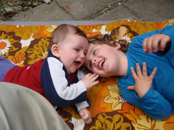 Emma en Nico; samen lol-trappen.