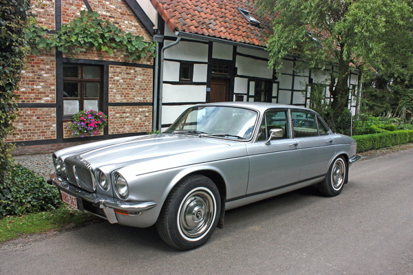 OLDTIMERS DAIMLER BRUIDSWAGEN TROUWEN