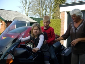 Mathijs en Amber en Oma Nel.