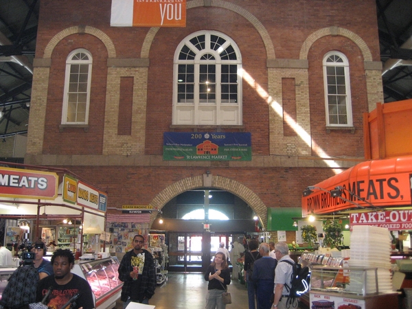 De ingang van de St Lawrence markt langs de binnenzijde. Het is d