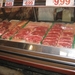 Foto van de uitgestalde vleeswaren.