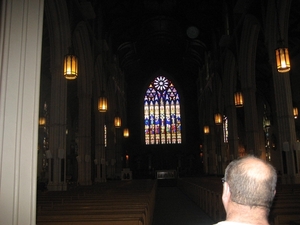 Het glasraam binnen in de Cathedral.