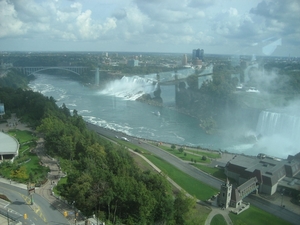 De watervallen vanuit het restaurant in de Konica Tower