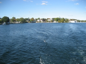 Gananoque vertaald 'plaats waar rotsen uit het water steken'.