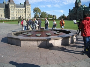 Een monument met alle wapens van de provincies en de eeuwig brand