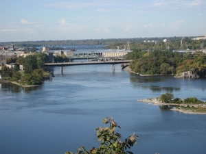 Zicht op de rivier. Water in overvloed in Canada.