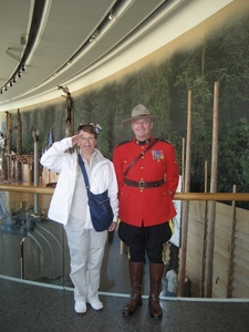 Waker in het Native Museum in Mounties outfit.