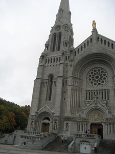 De basiliek heeft een linkertoren en